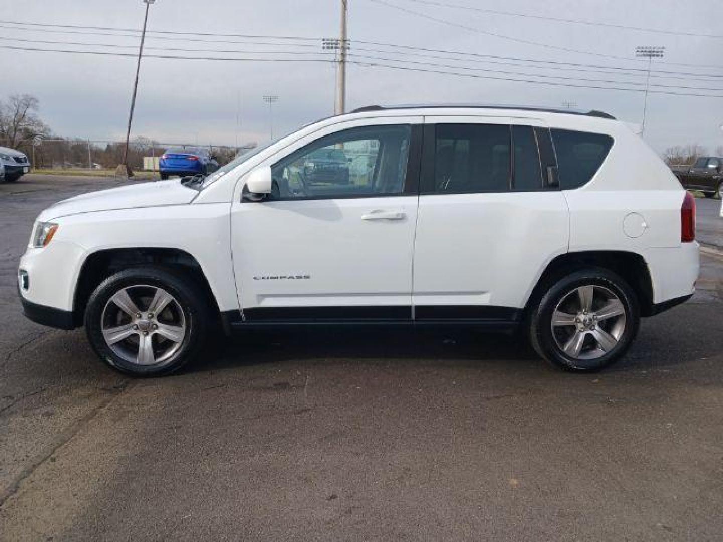 2016 White Jeep Compass Latitude FWD (1C4NJCEA2GD) with an 2.0L L4 DOHC 16V engine, Continuously Variable Transmission transmission, located at 4508 South Dixie Dr, Moraine, OH, 45439, (937) 908-9800, 39.689976, -84.218452 - Photo#3