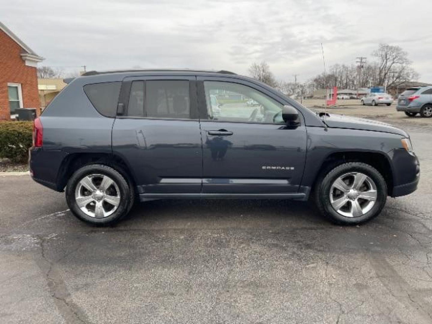 2016 Blue Jeep Compass Sport 4WD (1C4NJDBB5GD) with an 2.4L L4 DOHC 16V engine, located at 1230 East Main St, Xenia, OH, 45385, (937) 908-9800, 39.688026, -83.910172 - Photo#4