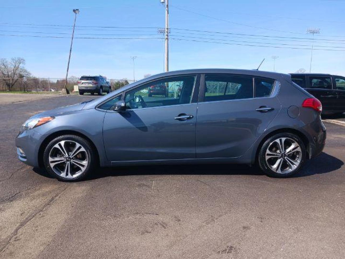 2016 Steel Blue Kia Forte 5-Door EX (KNAFX5A85G5) with an 2.0L L4 DOHC 16V engine, 6-Speed Automatic transmission, located at 1184 Kauffman Ave, Fairborn, OH, 45324, (937) 908-9800, 39.807072, -84.030914 - Photo#3