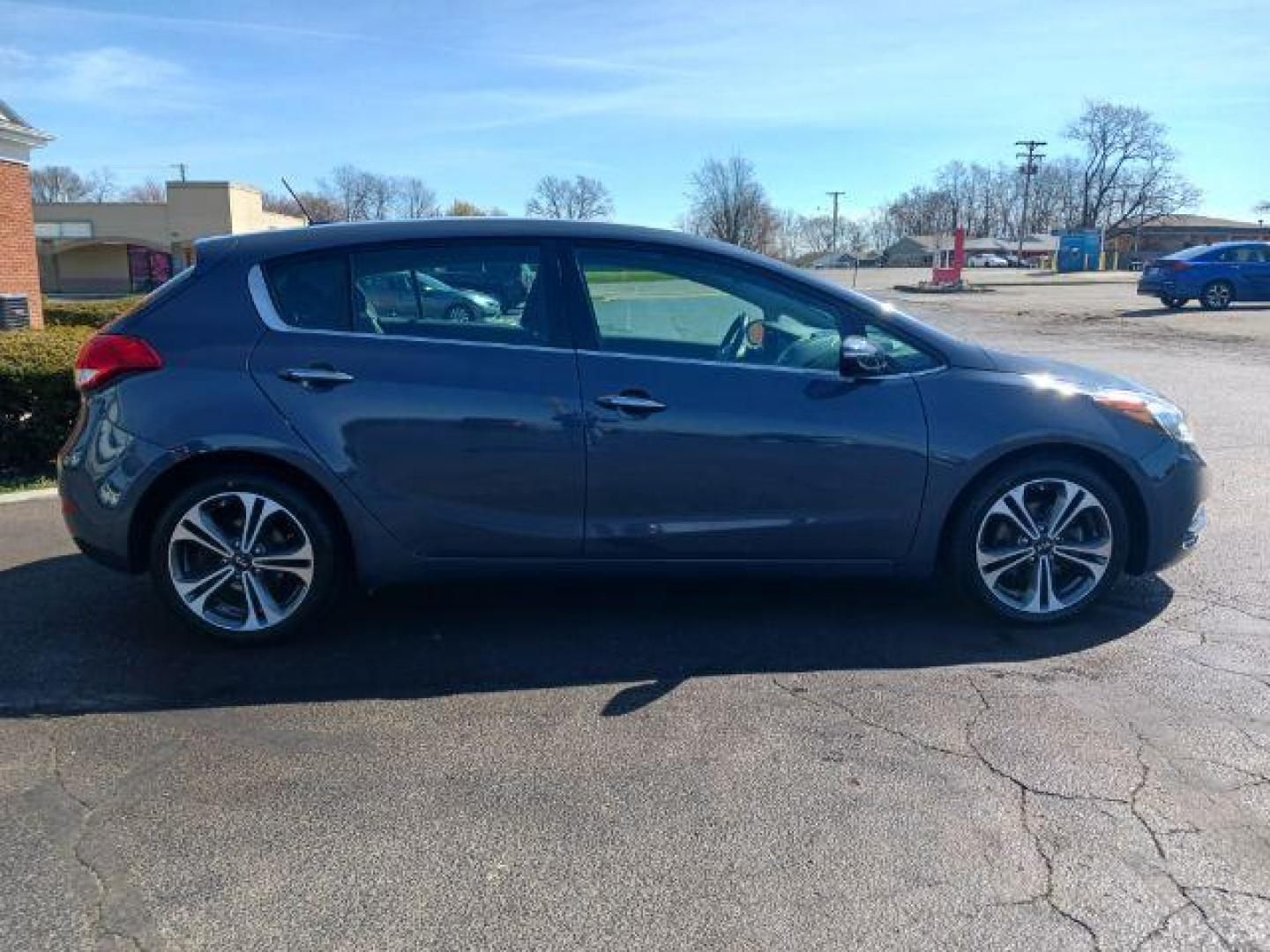 2016 Steel Blue Kia Forte 5-Door EX (KNAFX5A85G5) with an 2.0L L4 DOHC 16V engine, 6-Speed Automatic transmission, located at 1184 Kauffman Ave, Fairborn, OH, 45324, (937) 908-9800, 39.807072, -84.030914 - Photo#4