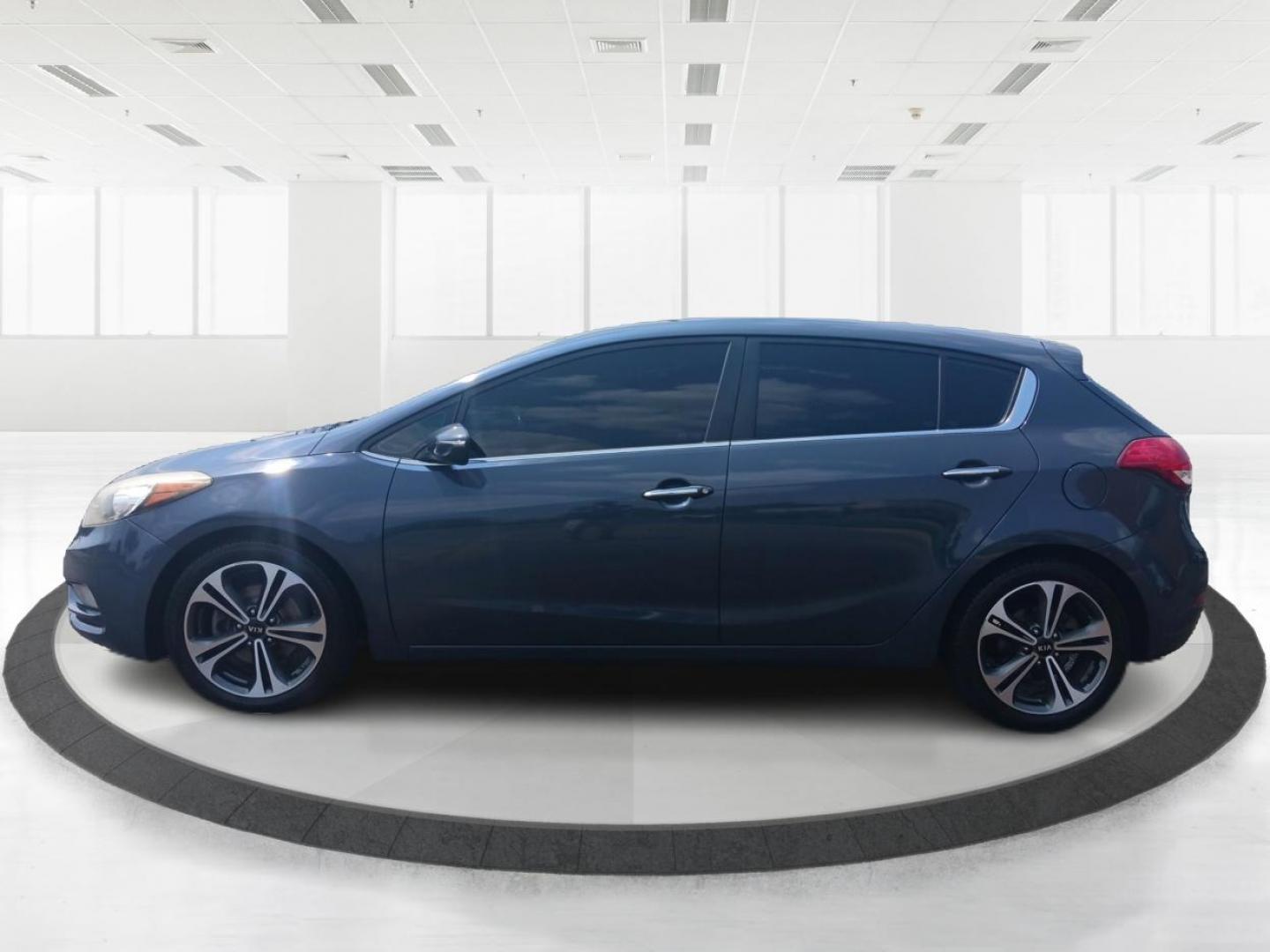 2016 Steel Blue Kia Forte 5-Door (KNAFX5A89G5) with an 2.0L L4 DOHC 16V engine, 6-Speed Automatic transmission, located at 1230 East Main St, Xenia, OH, 45385, (937) 908-9800, 39.688026, -83.910172 - Photo#5