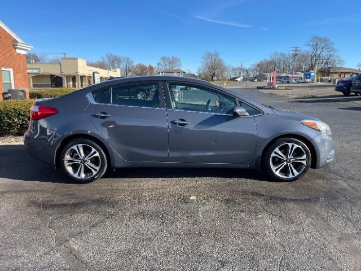 2016 Graphite Steel Kia Forte EX (KNAFX4A85G5) with an 2.0L L4 DOHC 16V engine, 6-Speed Automatic transmission, located at 1230 East Main St, Xenia, OH, 45385, (937) 908-9800, 39.688026, -83.910172 - Photo#2