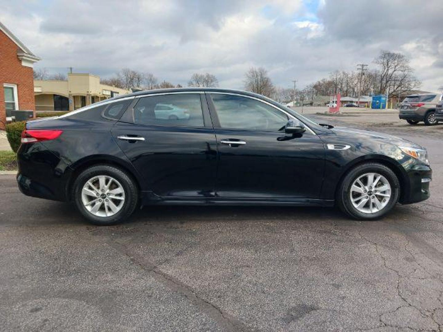 2016 Ebony Black Kia Optima LX (5XXGT4L39GG) with an 2.4L L4 DOHC 16V engine, 6-Speed Automatic transmission, located at 1230 East Main St, Xenia, OH, 45385, (937) 908-9800, 39.688026, -83.910172 - Photo#4