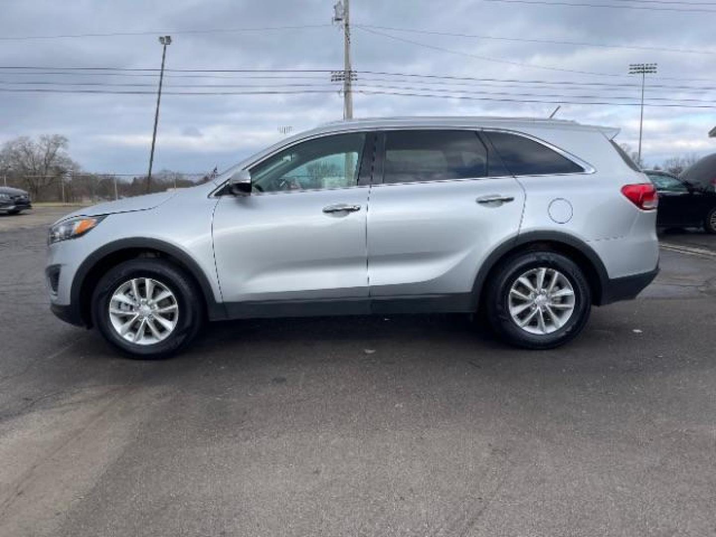 2016 Sparkling Silver Kia Sorento LX 2WD (5XYPG4A34GG) with an 2.4L L4 DOHC 16V engine, 6-Speed Automatic transmission, located at 1230 East Main St, Xenia, OH, 45385, (937) 908-9800, 39.688026, -83.910172 - Photo#5