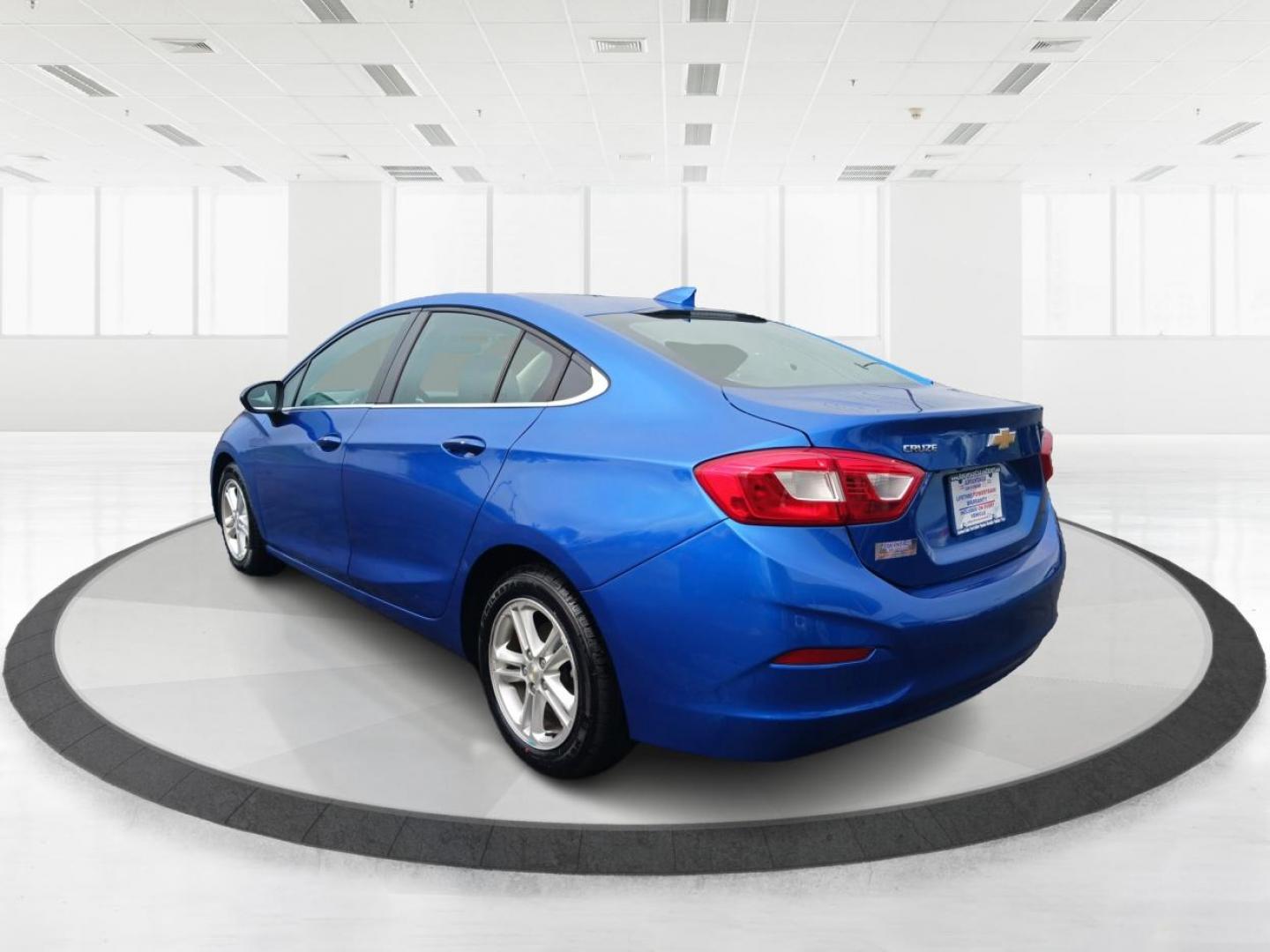 2017 Kinetic Blue Metallic Chevrolet Cruze LT Auto (1G1BE5SM3H7) with an 1.4L L4 DOHC 16V TURBO engine, 6-Speed Automatic transmission, located at 1230 East Main St, Xenia, OH, 45385, (937) 908-9800, 39.688026, -83.910172 - Photo#4