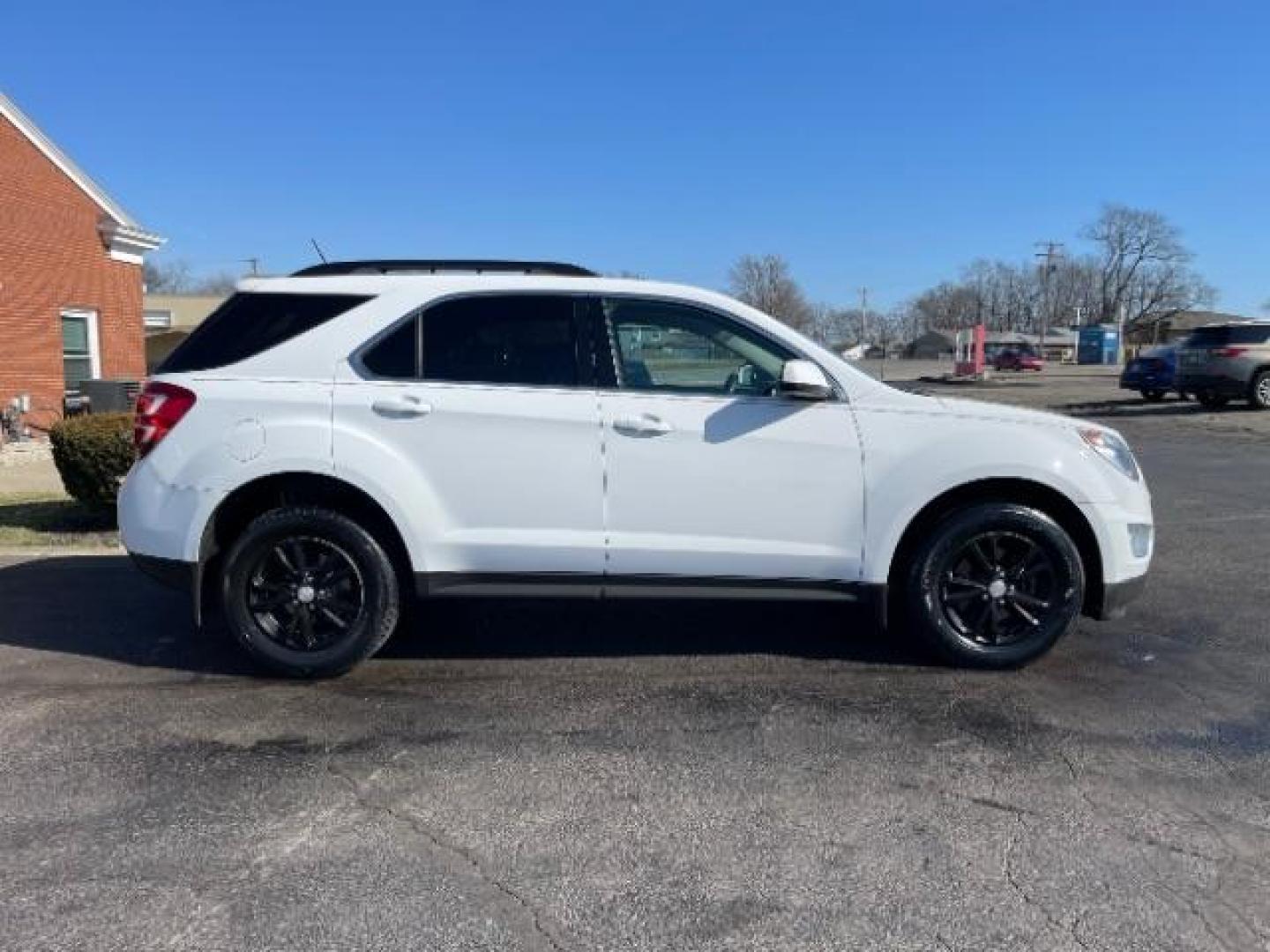 2017 Summit White Chevrolet Equinox LT AWD (2GNFLFEK1H6) with an 2.4L L4 DOHC 16V FFV engine, 6-Speed Automatic transmission, located at 1184 Kauffman Ave, Fairborn, OH, 45324, (937) 908-9800, 39.807072, -84.030914 - Photo#5