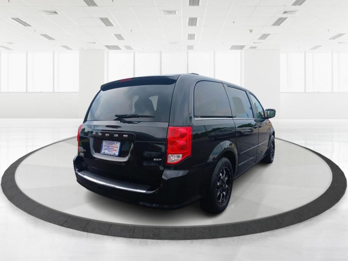 2017 Brilliant Black Crystal Pearl Coat Dodge Grand Caravan SXT (2C4RDGCG4HR) with an 3.6L V6 DOHC 24V engine, 6-Speed Automatic transmission, located at 4508 South Dixie Dr, Moraine, OH, 45439, (937) 908-9800, 39.689976, -84.218452 - Photo#2