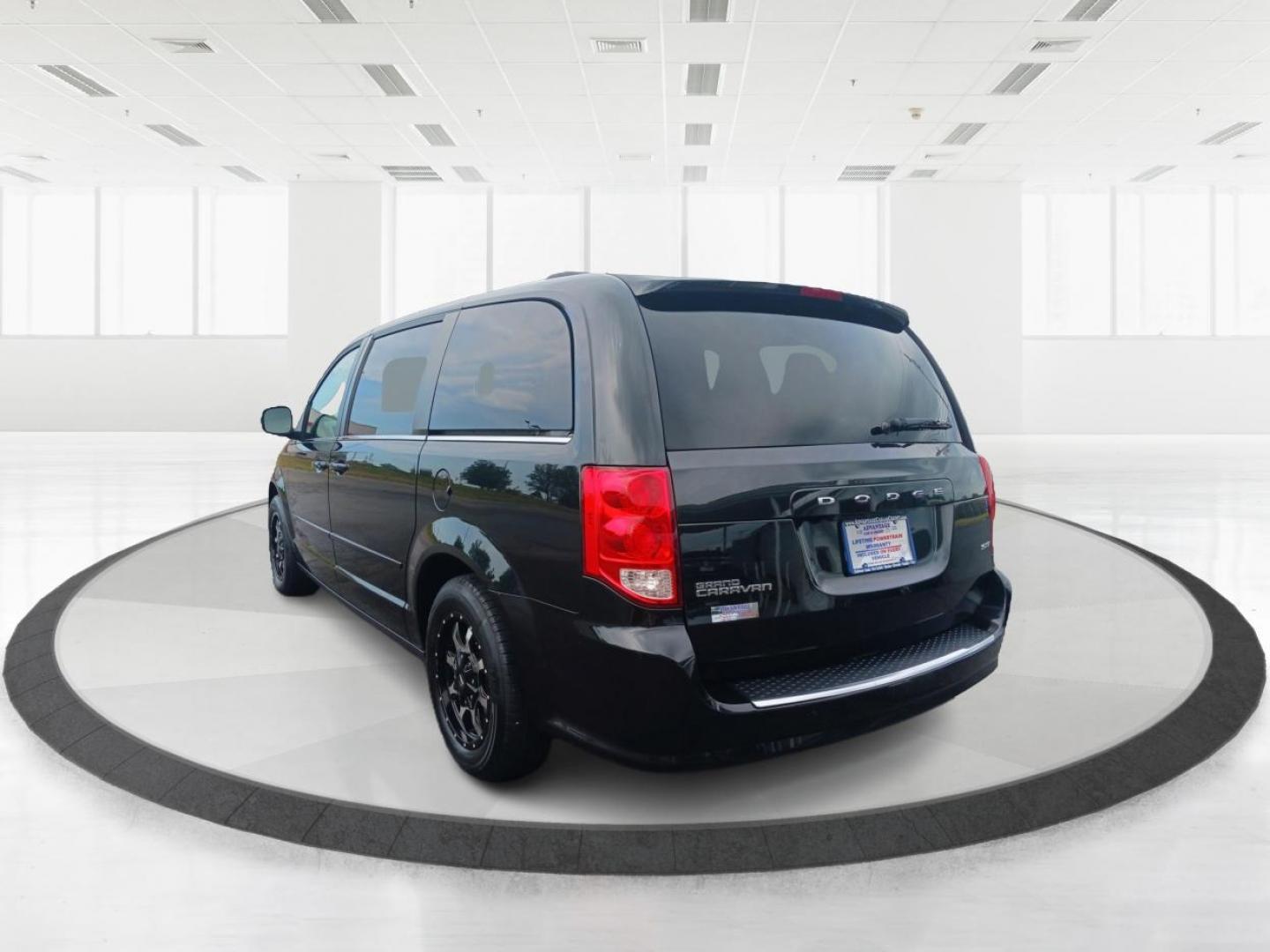 2017 Brilliant Black Crystal Pearl Coat Dodge Grand Caravan SXT (2C4RDGCG4HR) with an 3.6L V6 DOHC 24V engine, 6-Speed Automatic transmission, located at 4508 South Dixie Dr, Moraine, OH, 45439, (937) 908-9800, 39.689976, -84.218452 - Photo#4