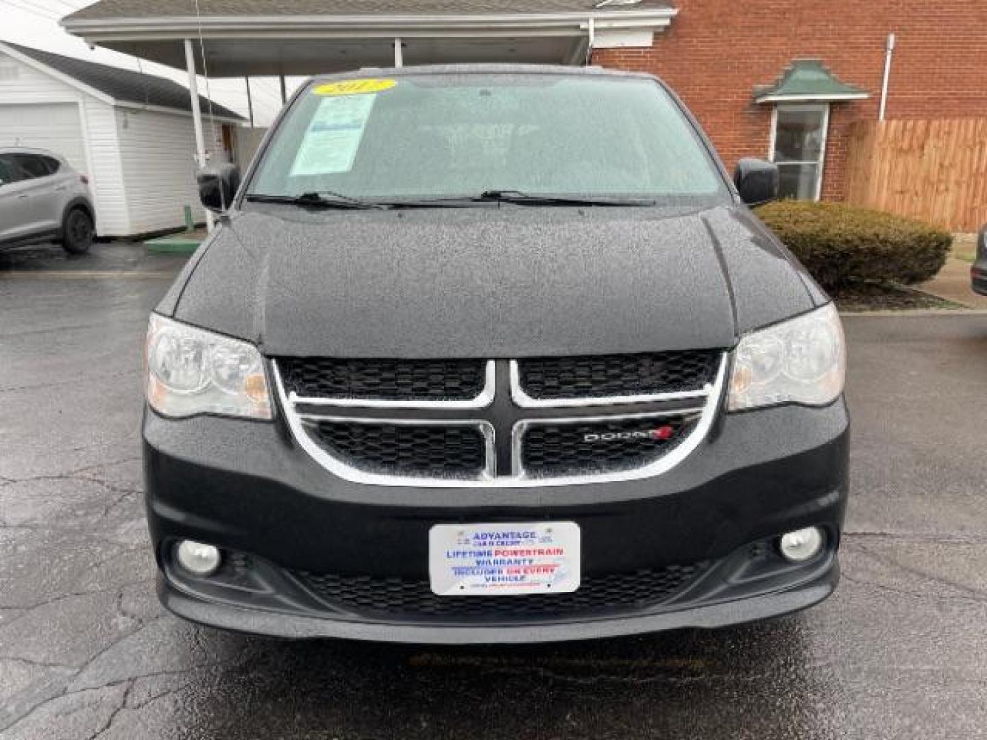 2017 Brilliant Black Crystal Pearl Coat Dodge Grand Caravan SXT (2C4RDGCG4HR) with an 3.6L V6 DOHC 24V engine, 6-Speed Automatic transmission, located at 1230 East Main St, Xenia, OH, 45385, (937) 908-9800, 39.688026, -83.910172 - Photo#5