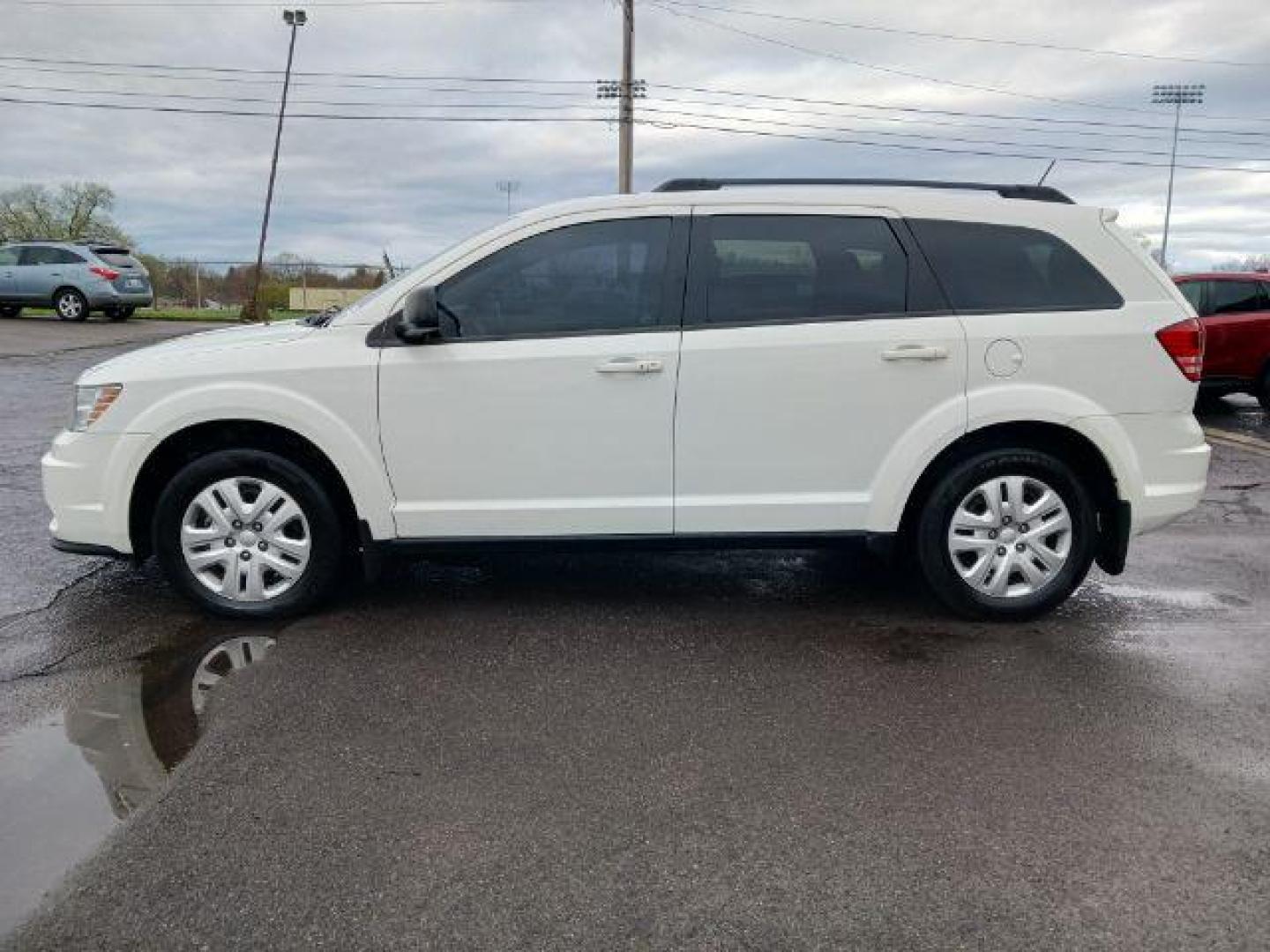 2017 White Dodge Journey SE (3C4PDCAB8HT) with an 2.4L L4 DOHC 16V engine, 4-Speed Automatic transmission, located at 1184 Kauffman Ave, Fairborn, OH, 45324, (937) 908-9800, 39.807072, -84.030914 - Photo#3