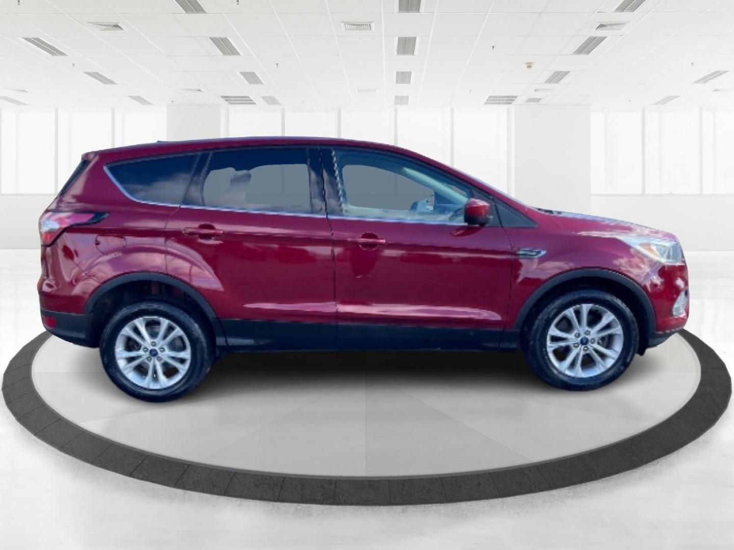 2017 Ruby Red Metallic Tinted Clearcoat Ford Escape SE 4WD (1FMCU9GD4HU) with an 1.5L L4 DOHC 16V engine, 6A transmission, located at 1184 Kauffman Ave, Fairborn, OH, 45324, (937) 908-9800, 39.807072, -84.030914 - Photo#3