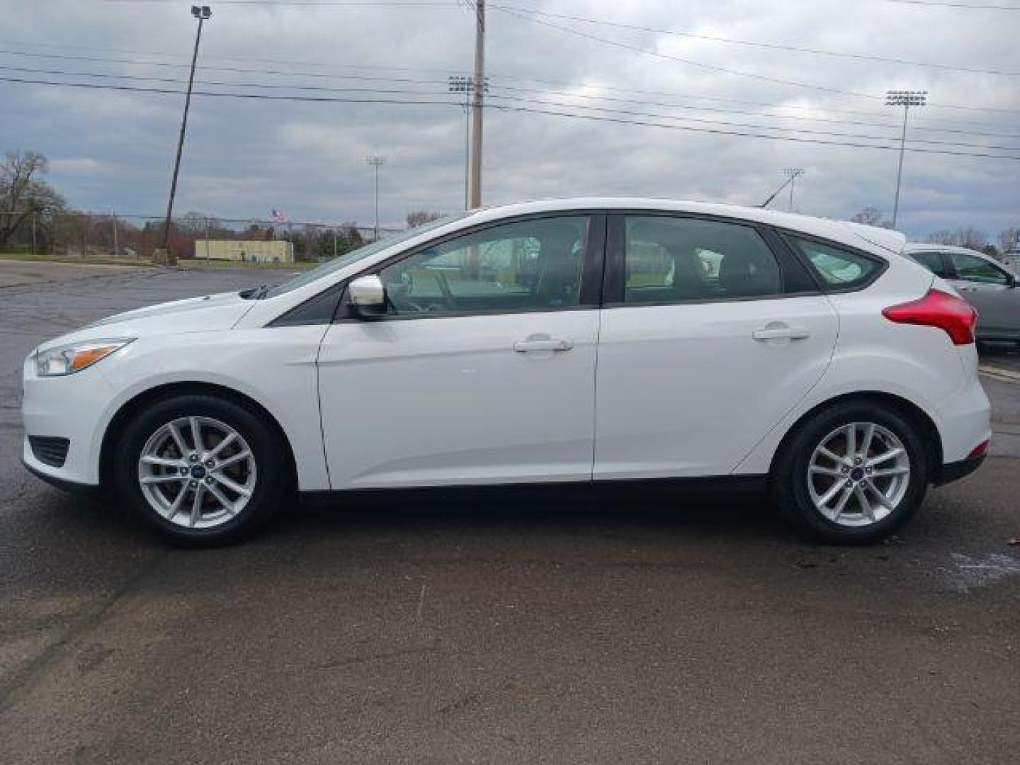 2017 Oxford White Ford Focus SE Hatch (1FADP3K23HL) with an 2.0L L4 DOHC 16V engine, located at 4508 South Dixie Dr, Moraine, OH, 45439, (937) 908-9800, 39.689976, -84.218452 - Photo#3