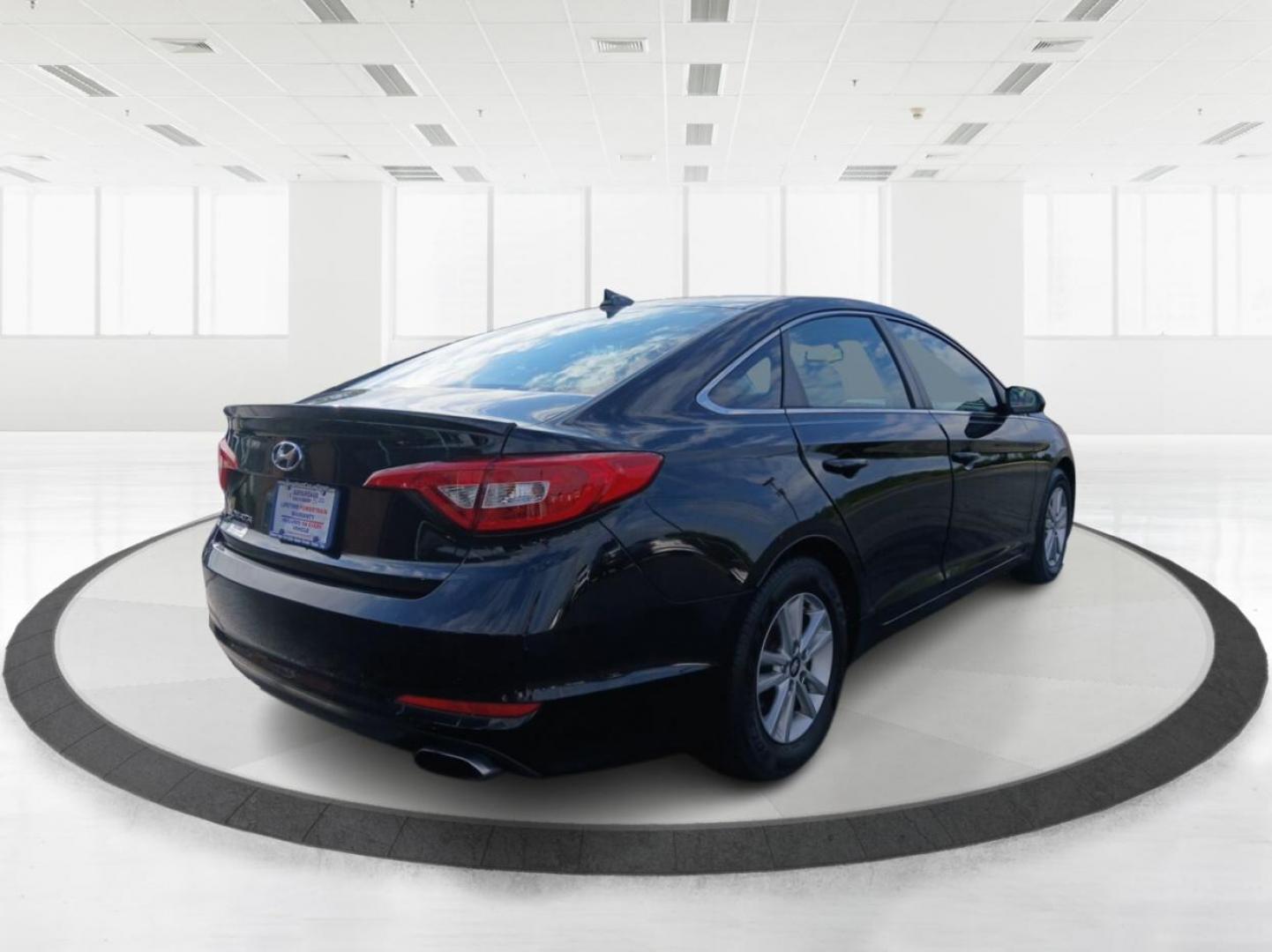 2017 Phantom Black Hyundai Sonata SE (5NPE24AF4HH) with an 2.4L L4 DOHC 16V engine, 7A transmission, located at 1230 East Main St, Xenia, OH, 45385, (937) 908-9800, 39.688026, -83.910172 - Photo#2