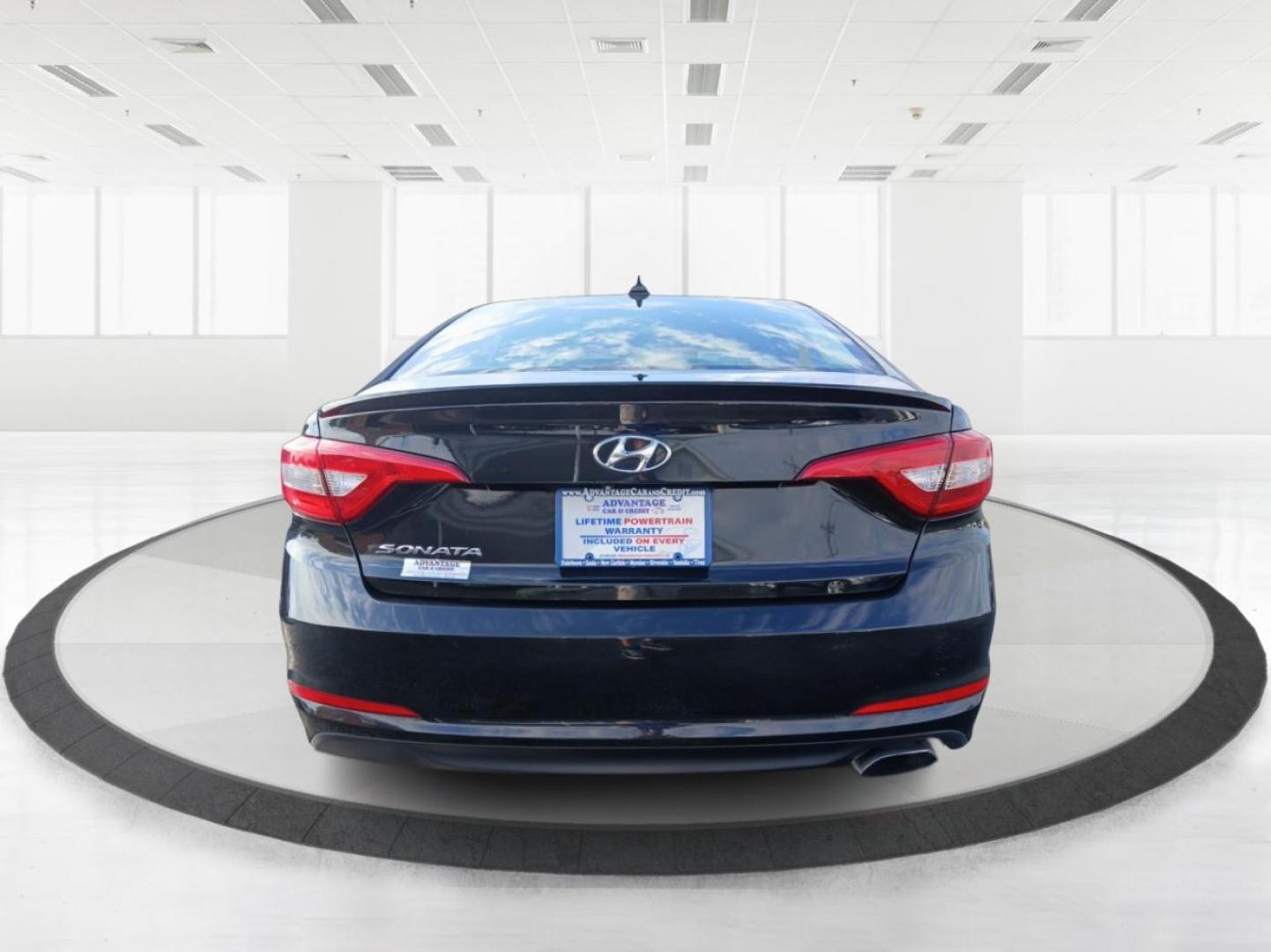 2017 Phantom Black Hyundai Sonata SE (5NPE24AF4HH) with an 2.4L L4 DOHC 16V engine, 7A transmission, located at 1230 East Main St, Xenia, OH, 45385, (937) 908-9800, 39.688026, -83.910172 - Photo#3