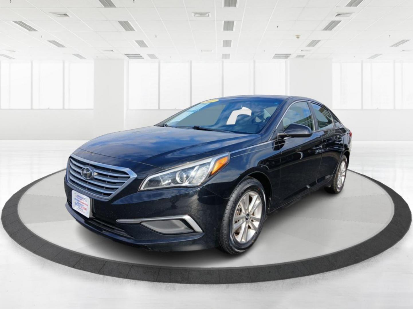 2017 Phantom Black Hyundai Sonata SE (5NPE24AF4HH) with an 2.4L L4 DOHC 16V engine, 7A transmission, located at 1230 East Main St, Xenia, OH, 45385, (937) 908-9800, 39.688026, -83.910172 - Photo#7