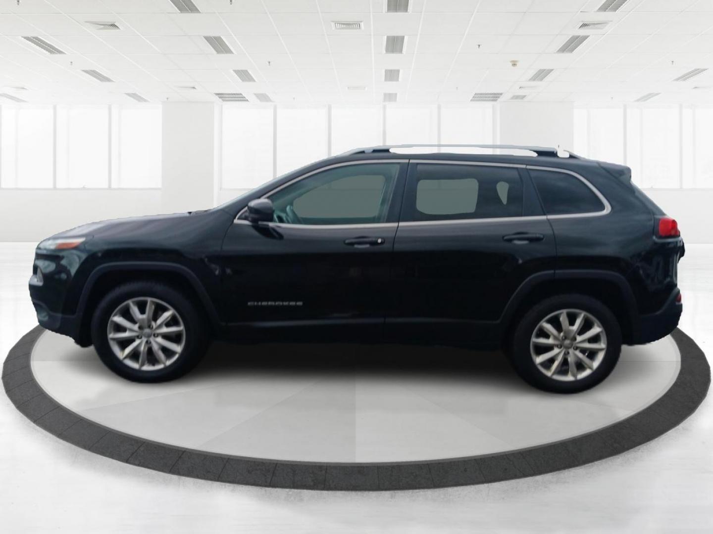 2017 DB Black Pearl Coat Jeep Cherokee Limited 4WD (1C4PJMDBXHW) with an 2.4L L4 DOHC 16V engine, 9-Speed Automatic transmission, located at 880 E. National Road, Vandalia, OH, 45377, (937) 908-9800, 39.891918, -84.183594 - Photo#5