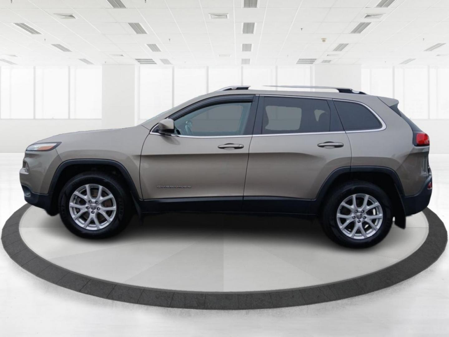 2017 Light Brownstone Pearl Coat Jeep Cherokee Latitude 4WD (1C4PJMCB6HW) with an 2.4L L4 DOHC 16V engine, 9A transmission, located at 4508 South Dixie Dr, Moraine, OH, 45439, (937) 908-9800, 39.689976, -84.218452 - Photo#5