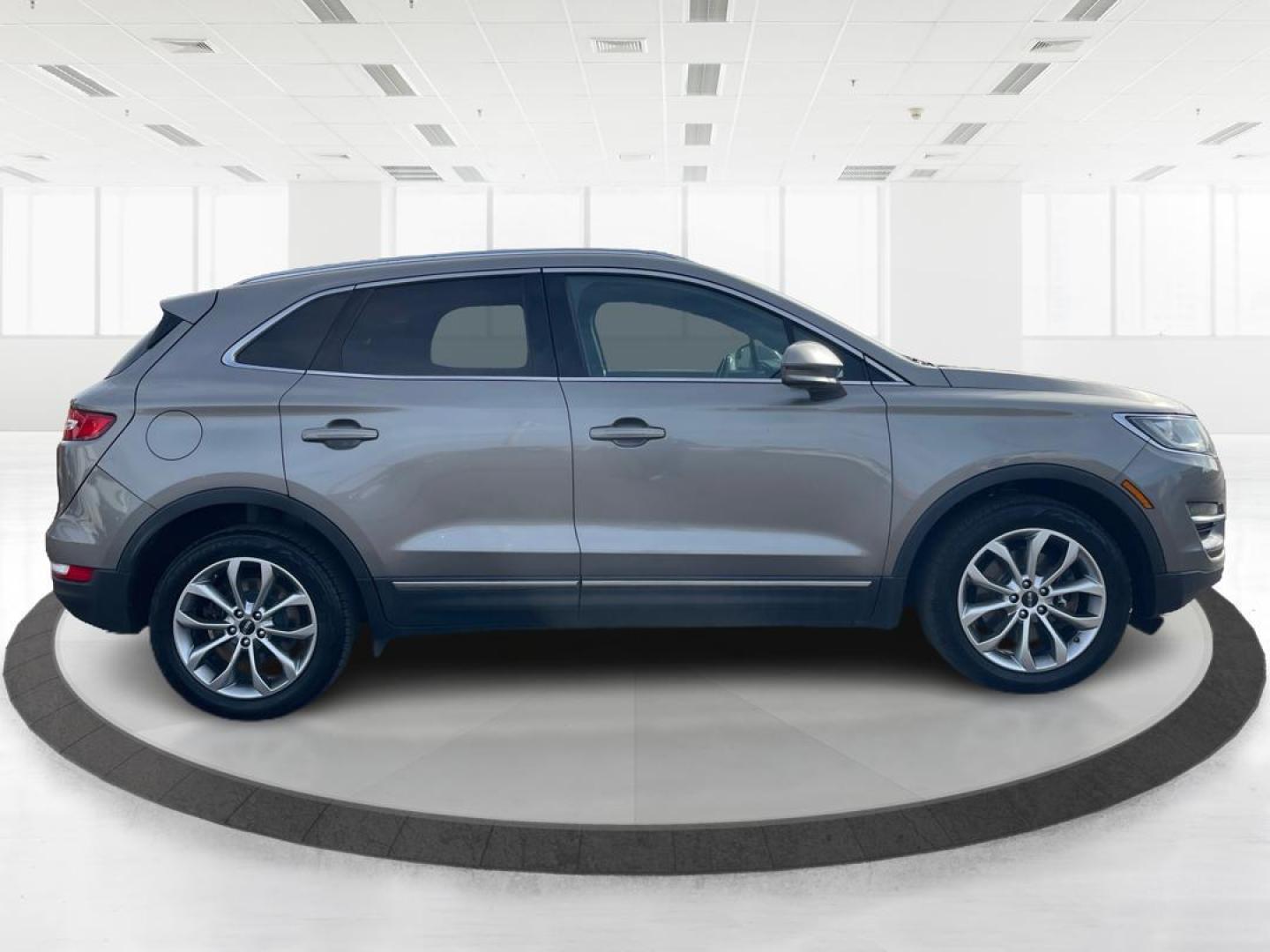 2017 Lincoln MKC Select AWD (5LMCJ2D95HU) with an 2.0L L4 DOHC 16V engine, 6-Speed Automatic transmission, located at 1184 Kauffman Ave, Fairborn, OH, 45324, (937) 908-9800, 39.807072, -84.030914 - 2017 Lincoln MKC Select AWD - Photo#1