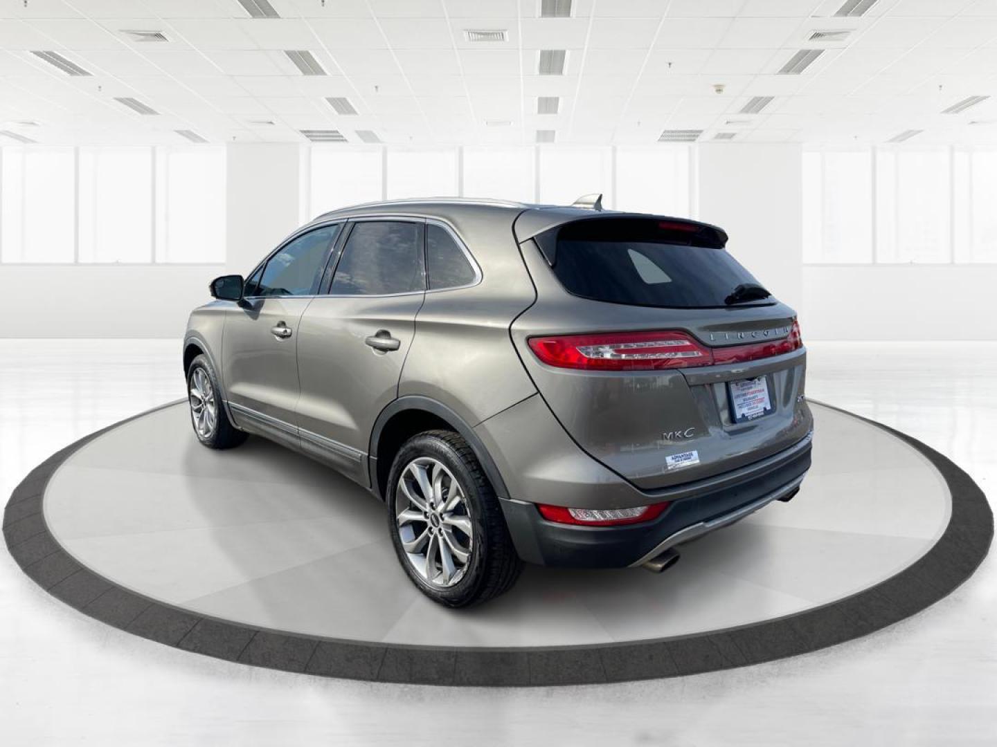 2017 Lincoln MKC Select AWD (5LMCJ2D95HU) with an 2.0L L4 DOHC 16V engine, 6-Speed Automatic transmission, located at 1184 Kauffman Ave, Fairborn, OH, 45324, (937) 908-9800, 39.807072, -84.030914 - 2017 Lincoln MKC Select AWD - Photo#4