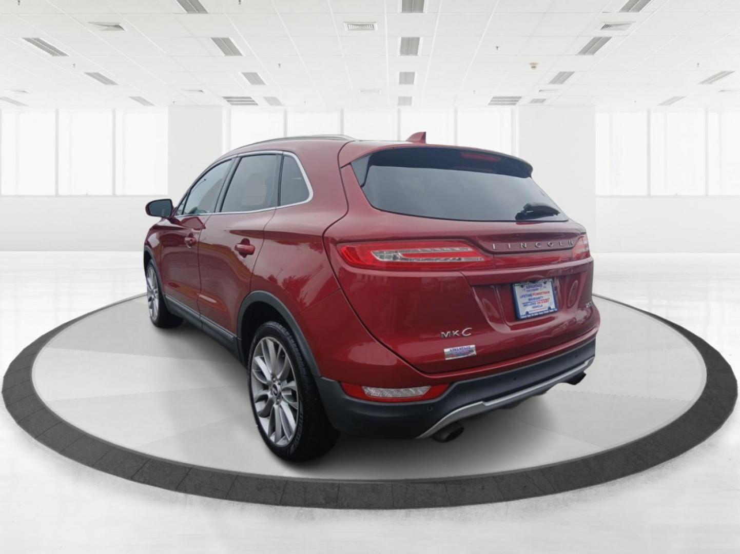 2017 Ruby Red Metallic Tinted Clearcoat Lincoln MKC Reserve FWD (5LMCJ3C92HU) with an 2.0L L4 DOHC 16V engine, 6A transmission, located at 880 E. National Road, Vandalia, OH, 45377, (937) 908-9800, 39.891918, -84.183594 - Photo#4