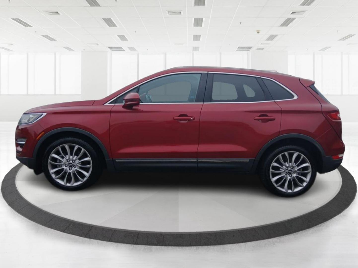 2017 Ruby Red Metallic Tinted Clearcoat Lincoln MKC Reserve FWD (5LMCJ3C92HU) with an 2.0L L4 DOHC 16V engine, 6A transmission, located at 880 E. National Road, Vandalia, OH, 45377, (937) 908-9800, 39.891918, -84.183594 - Photo#5