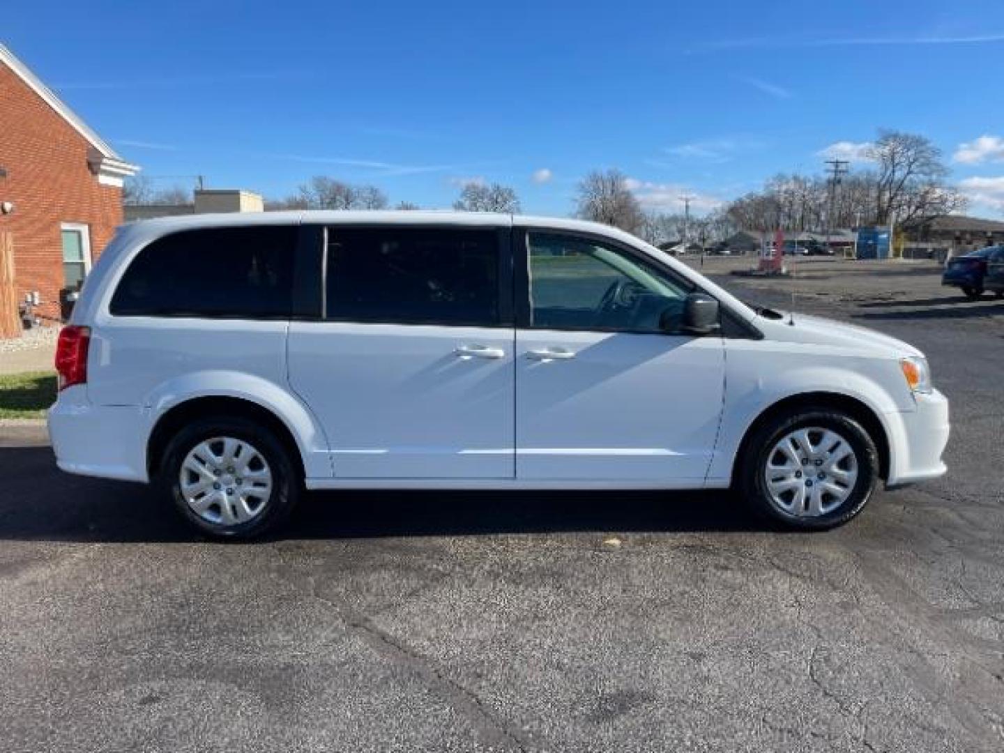 2018 White Knuckle Clear Coat Dodge Grand Caravan SE (2C4RDGBG0JR) with an 3.6L V6 DOHC 24V engine, 6-Speed Automatic transmission, located at 880 E. National Road, Vandalia, OH, 45377, (937) 908-9800, 39.891918, -84.183594 - Photo#3